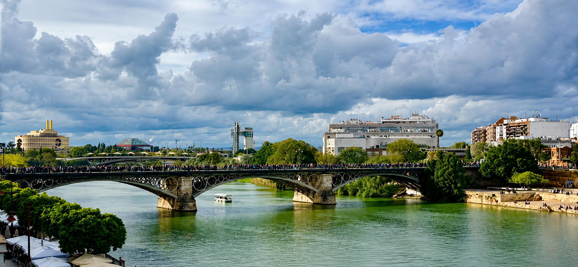 El Puente de Triana sobre el Guadalquivir