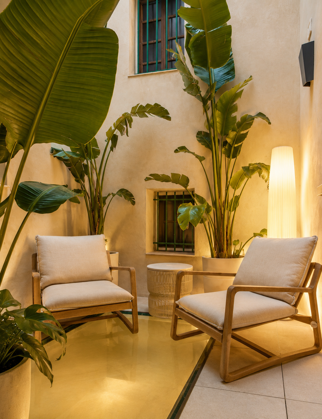 Patio de CasaKary con butacas y plantas