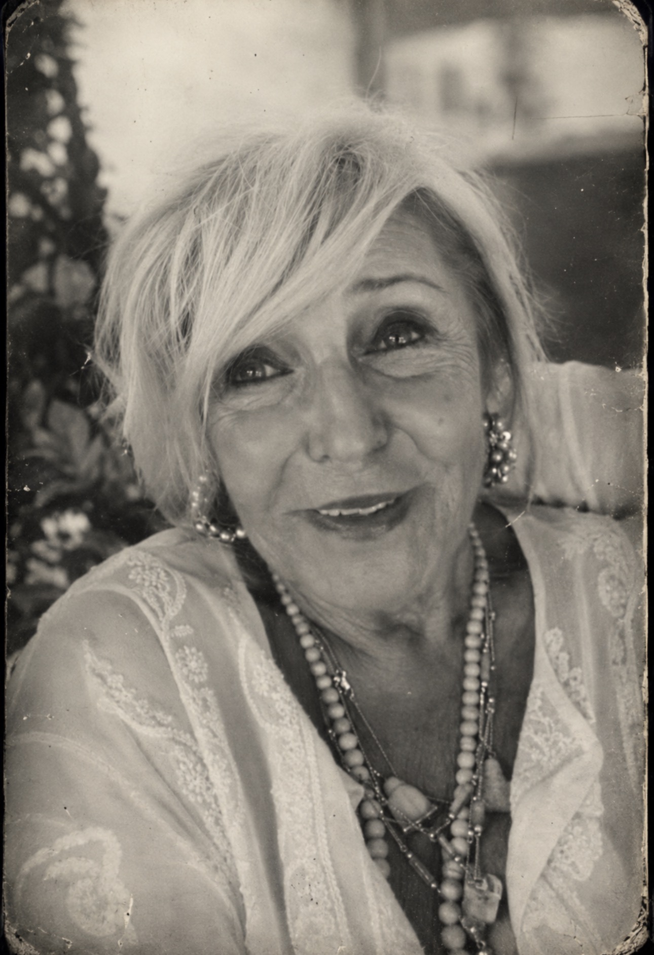 Retrato en blanco y negro de Kary sonriendo